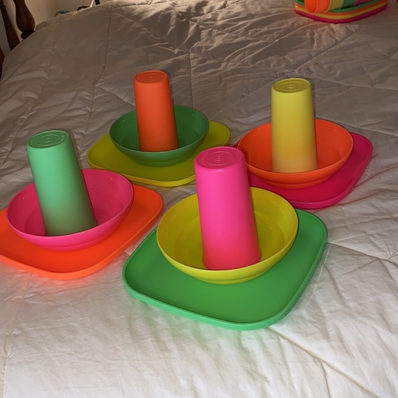 Vintage Tupperware set 4 plates, cups, bowls - Picture 2 of 3
